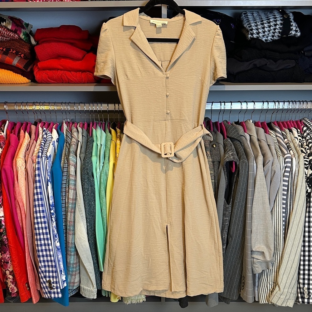 Monteau tan short sleeve v neck front button closure belted midi dress size M